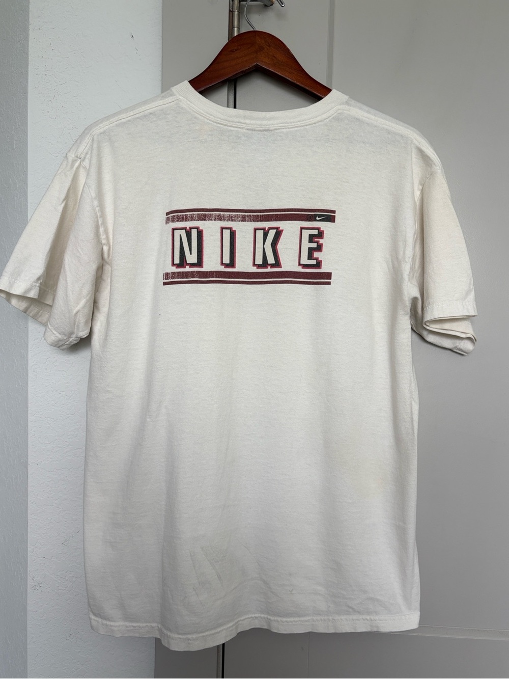 VINTAGE 90S NIKE WHITE GRAPHIC BASKETBALL TSHIRT MENS MEDIUM